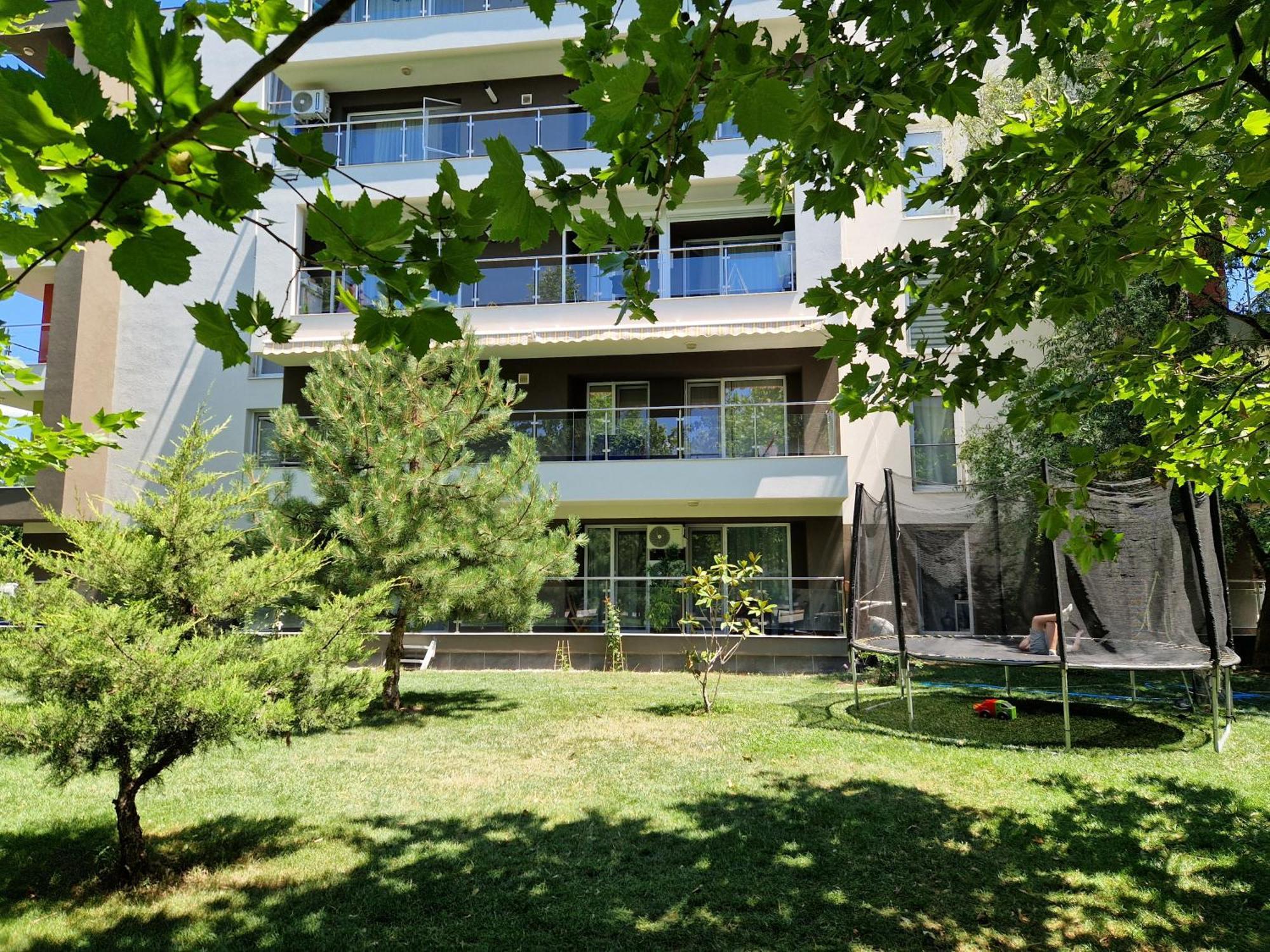 Airplane By Airport Residence Otopeni Exterior foto